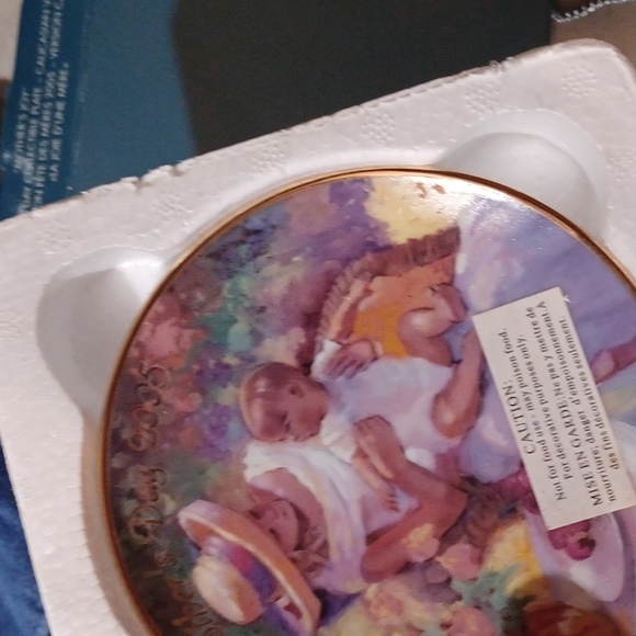 New in box 2005 Avon Mother's Day plate Mother's Joy - Picture 2 of 3